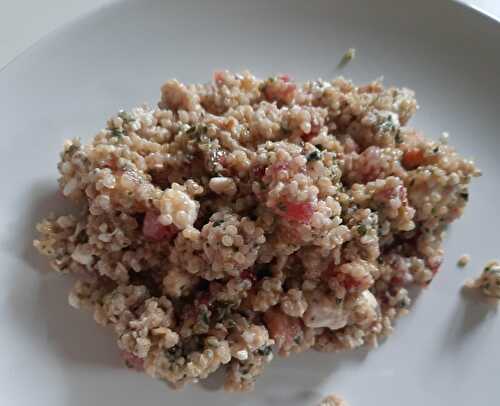 Salade de céréales, grenade, feta et lardons de truite