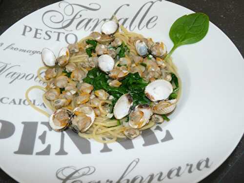 Spaghettis aux coques et feuilles d'épinards