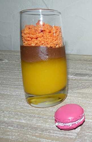 Verrine mangue, chocolat aux baies de Timur, macarons