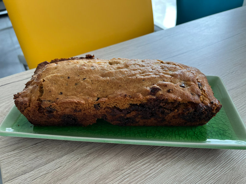 Cake amandes, pépites de chocolat et carambar