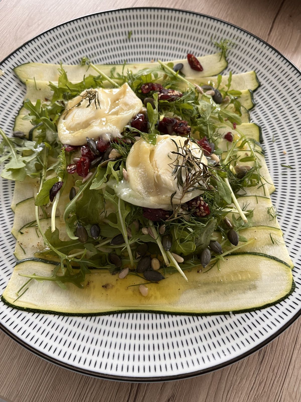 Carpaccio de courgettes , chèvre chaud , citron et miel