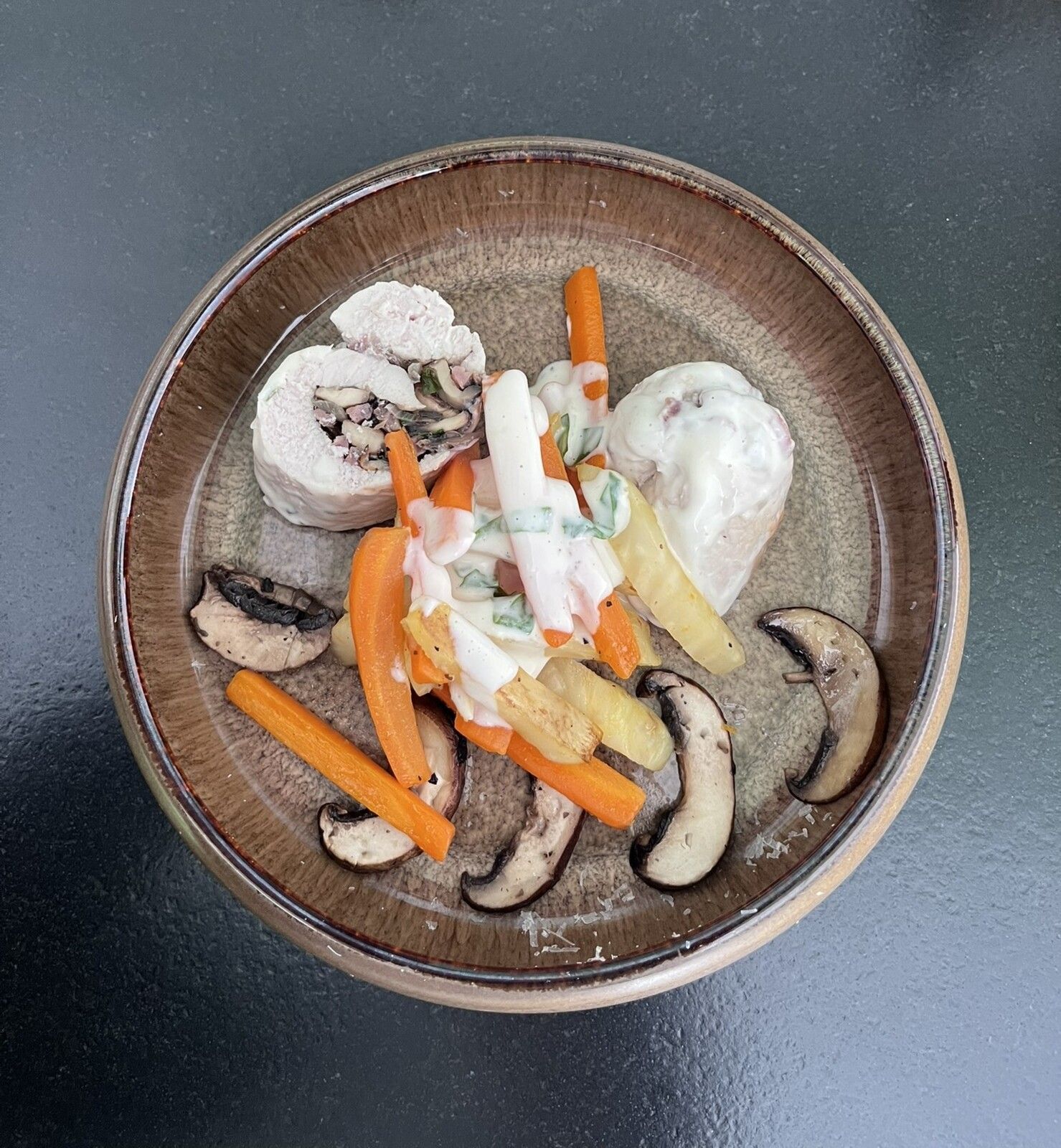 Ballottine de volaille, chorizo, légumes glacés à la crème de parmesan