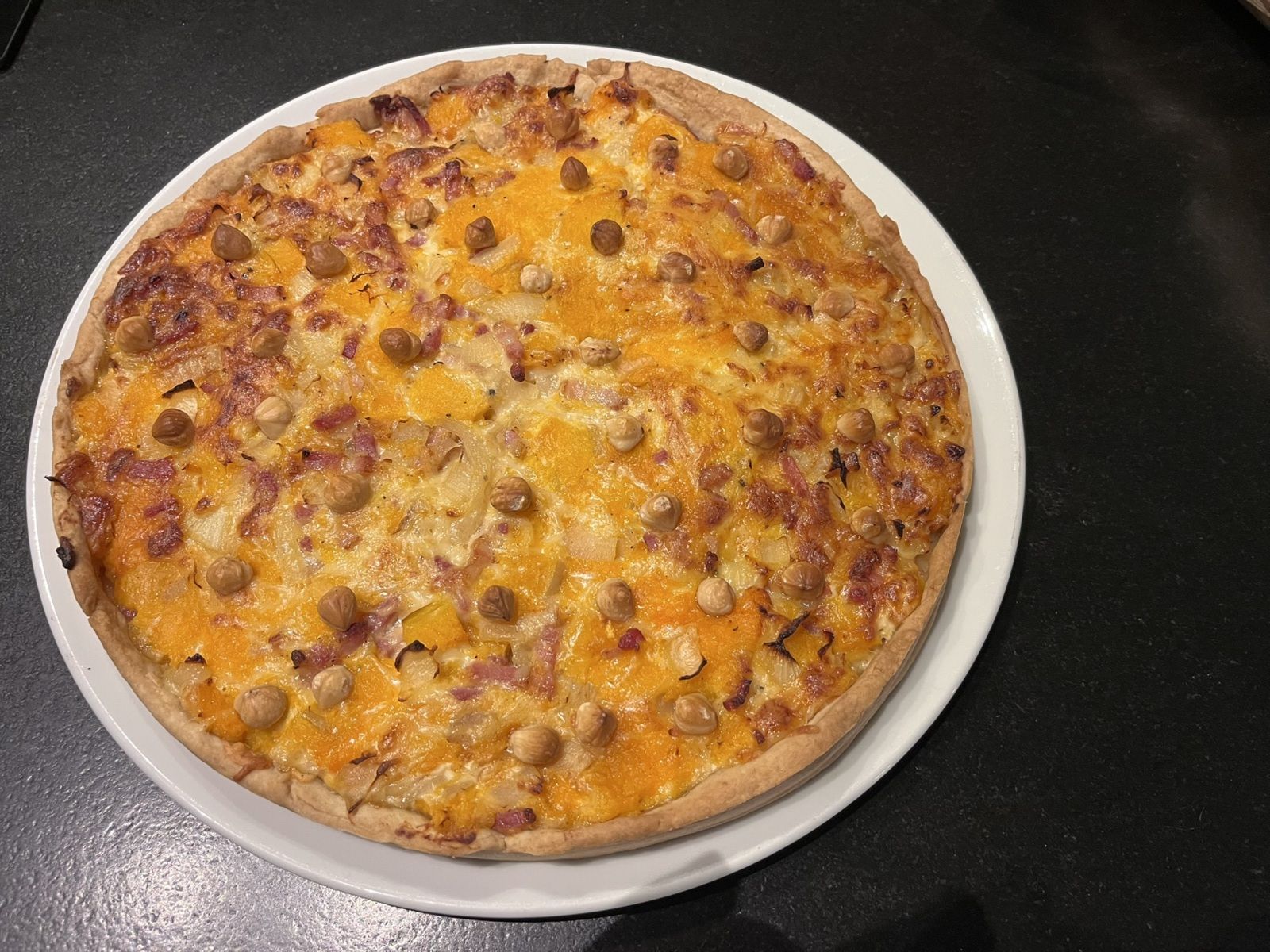 Tarte butternut ,lardons, fromage , noisettes