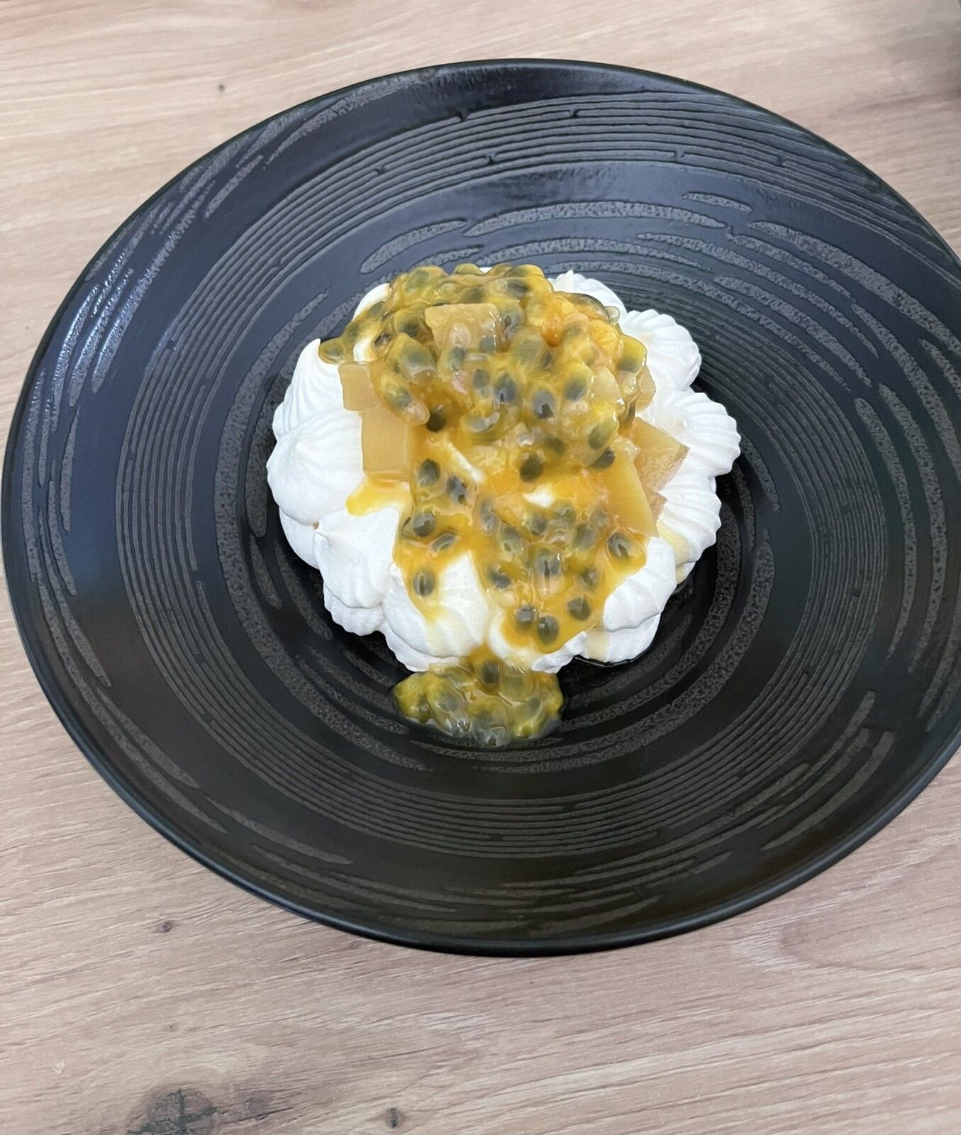 Pavlova aux fruits exotiques