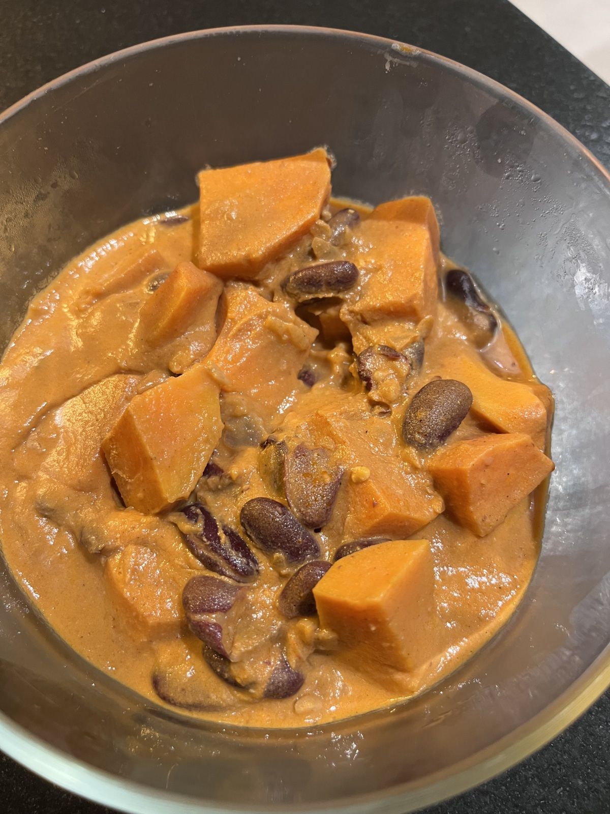Mafé aux haricots rouges , patate douce et beurre de cacahuètes