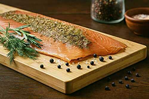 Recette : Saumon gravlax au gin et aux baies de genièvre