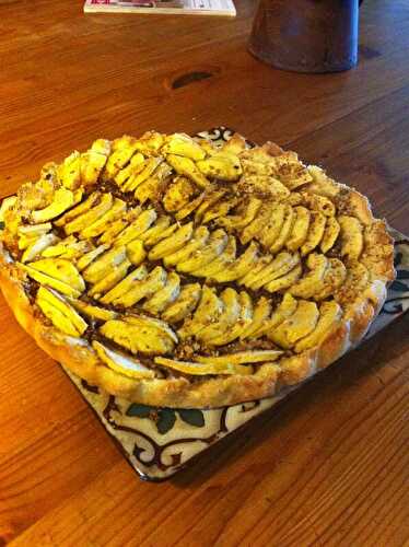 Tarte gourmande aux pommes, chocolat pralinoise et sa petite quenelle de Chantilly maison