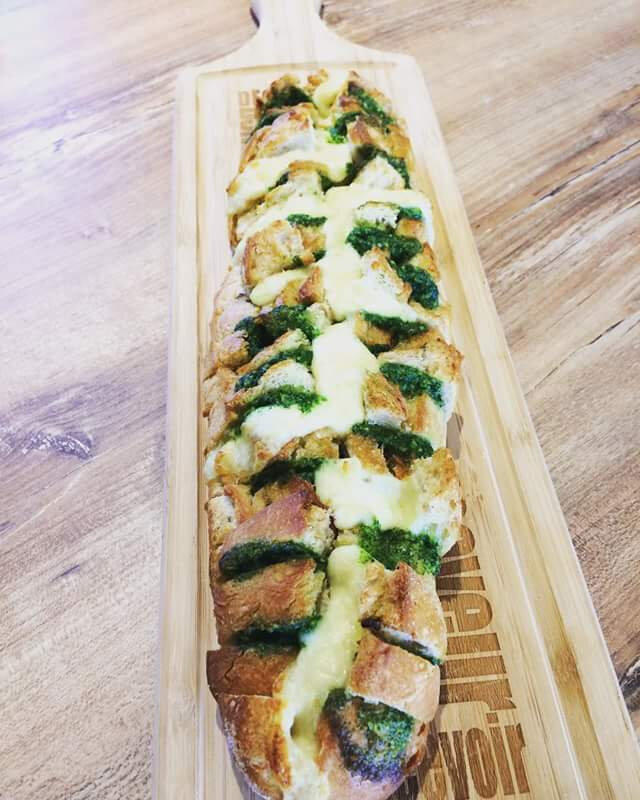 Pain beurre ail persillé et mozzarella ! 