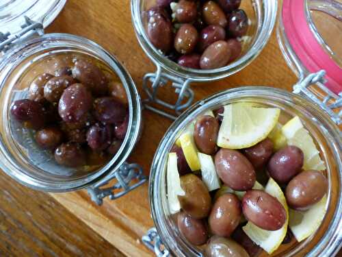 Des bocaux d'olives et des marinades