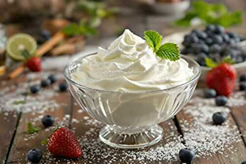 Voici l’astuce géniale pour une chantilly ferme toute la journée (sans gélatine !)