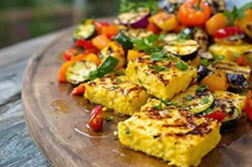 Cette polenta grillée aux légumes est LA nouvelle star de vos apéros d’été