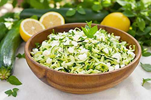 Courgette crue râpée : la salade croquante et fraîche (feta et menthe du jardin)