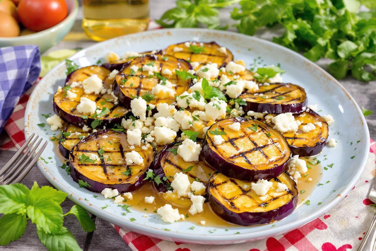 L’entrée d’été la plus bluffante : aubergines grillées à la feta