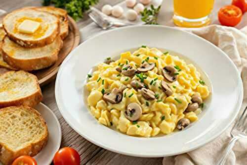 Oeufs brouillés crémeux aux champignons, idéal pour un brunch pluvieux