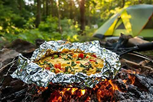 Papillote surprise : omelette express de camping pour des vacances sans prise de tête !