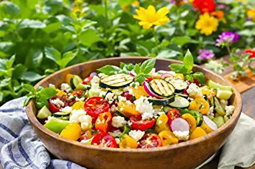 Salade grecque twistée avec les légumes du potager (et c’est bien meilleur)