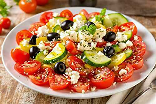Son assaisonnement secret donne à sa salade grecque un vrai goût de Méditerranée