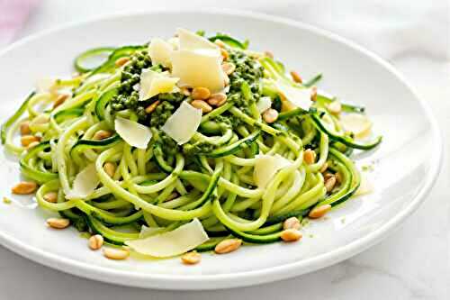 Spaghettis de courgette froids, pesto roquette & pignons : la recette bluffante
