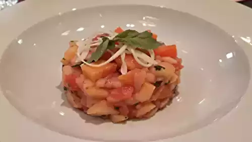 Tartare de thon à la pêche blanche et basilic : la fraîcheur de juillet dans l’assiette