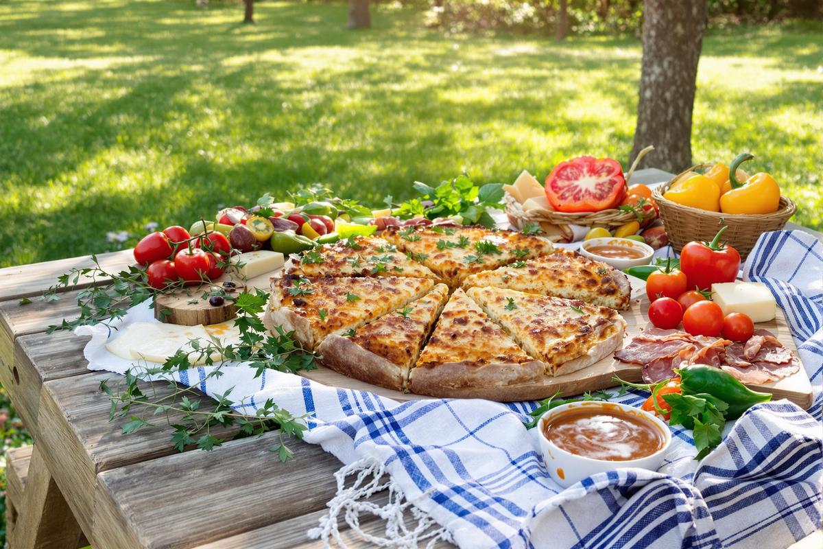Vous partez en pique-nique ? Ne faites surtout pas l’impasse sur ce cake salé ultra moelleux