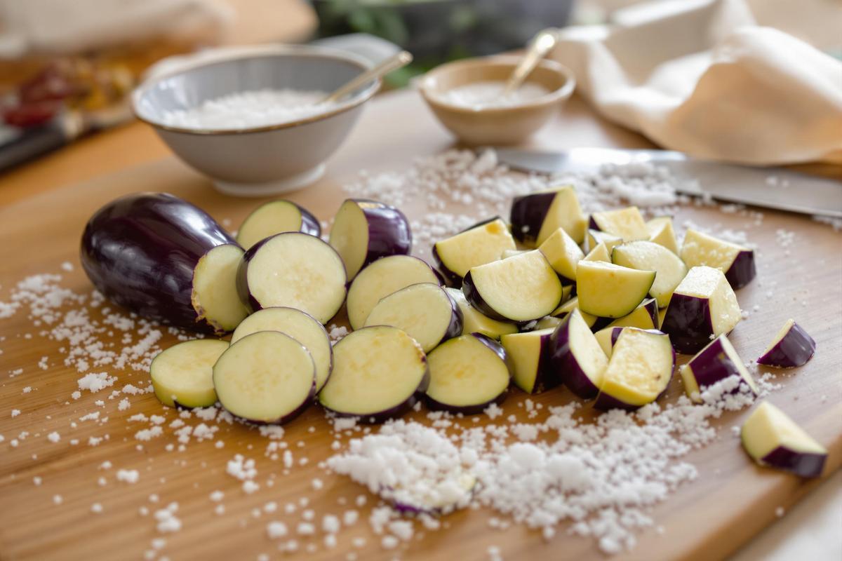 Avant de cuire mes aubergines, je fais toujours ça (et ça change tout au goût)