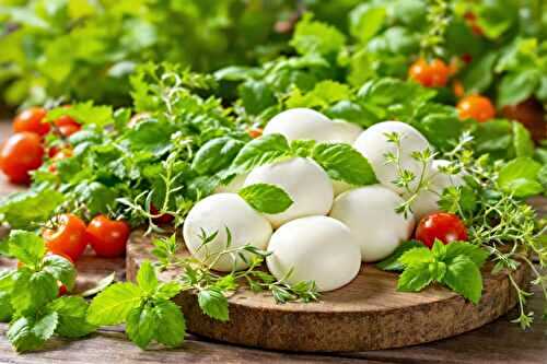 Ces herbes du jardin qui transforment la mozzarella en apéro de rêve