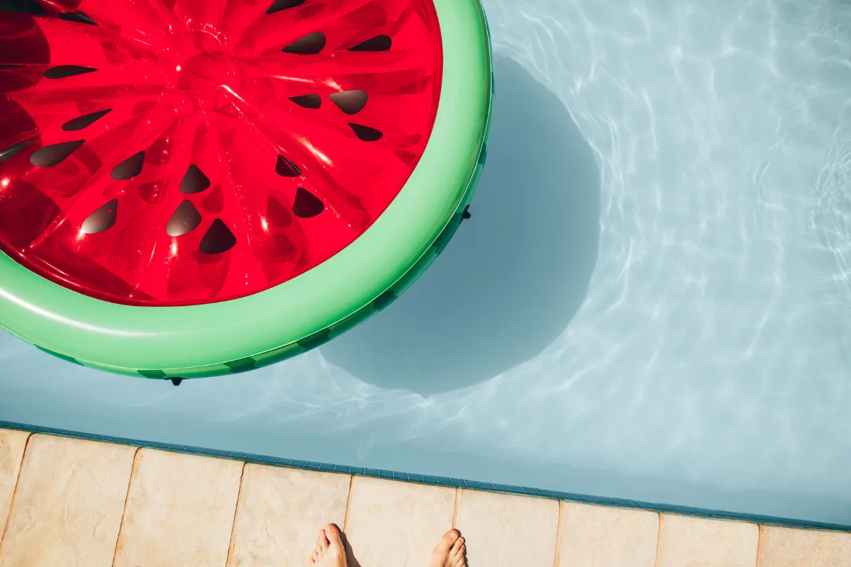 Les accessoires de piscine que j’ai testés et qui m’ont changé l’été