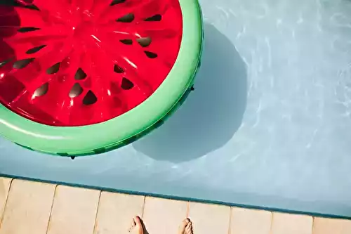 Les accessoires de piscine que j’ai testés et qui m’ont changé l’été