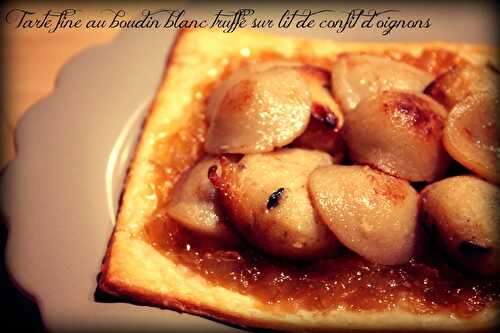 Tarte fine au boudin blanc truffé sur lit de confit d'oignons