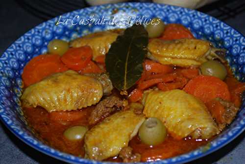 Djouez (sauce) aux ailes de poulet, carottes et olives