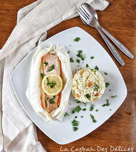 Papillote de saumon et riz pilaf aux légumes et raisins secs