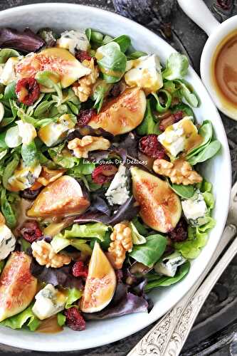 Salade aux figues, canneberges, roquefort et noix