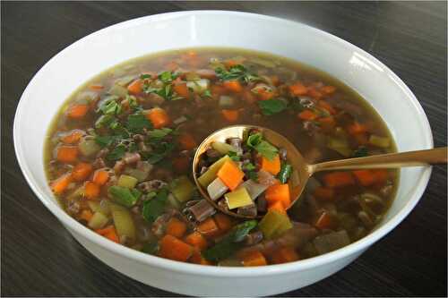 Bouillon de poule aux crozets, lard fumé, lentilles et carottes