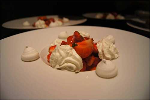 Fraises chantilly meringuées en nage de menthe basilic