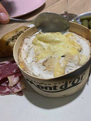 Mont d'Or et pommes de terre dans la cheminée