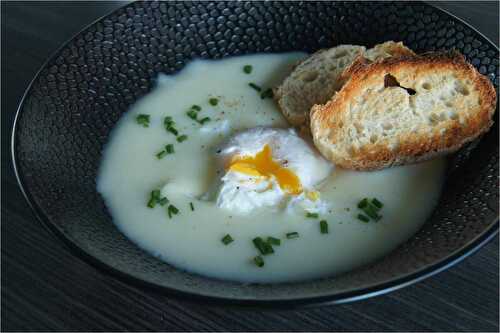 Oeuf poché et crème d'ail