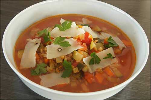 Soupe de légumes, d'épeautre et Pecorino