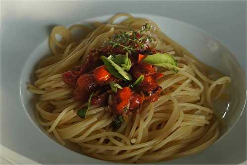 Spaghetti, tomates cerises et basilic