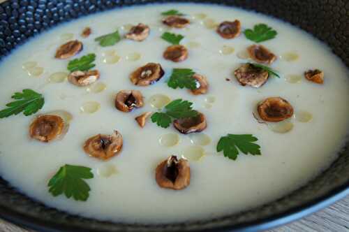 Velouté de céleri rave, pommes et noisettes