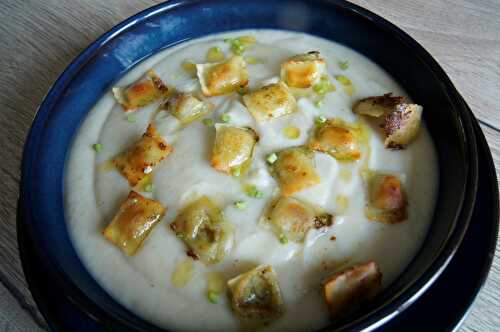 Velouté de chou-fleur, gorgonzola et ravioles du Dauphiné