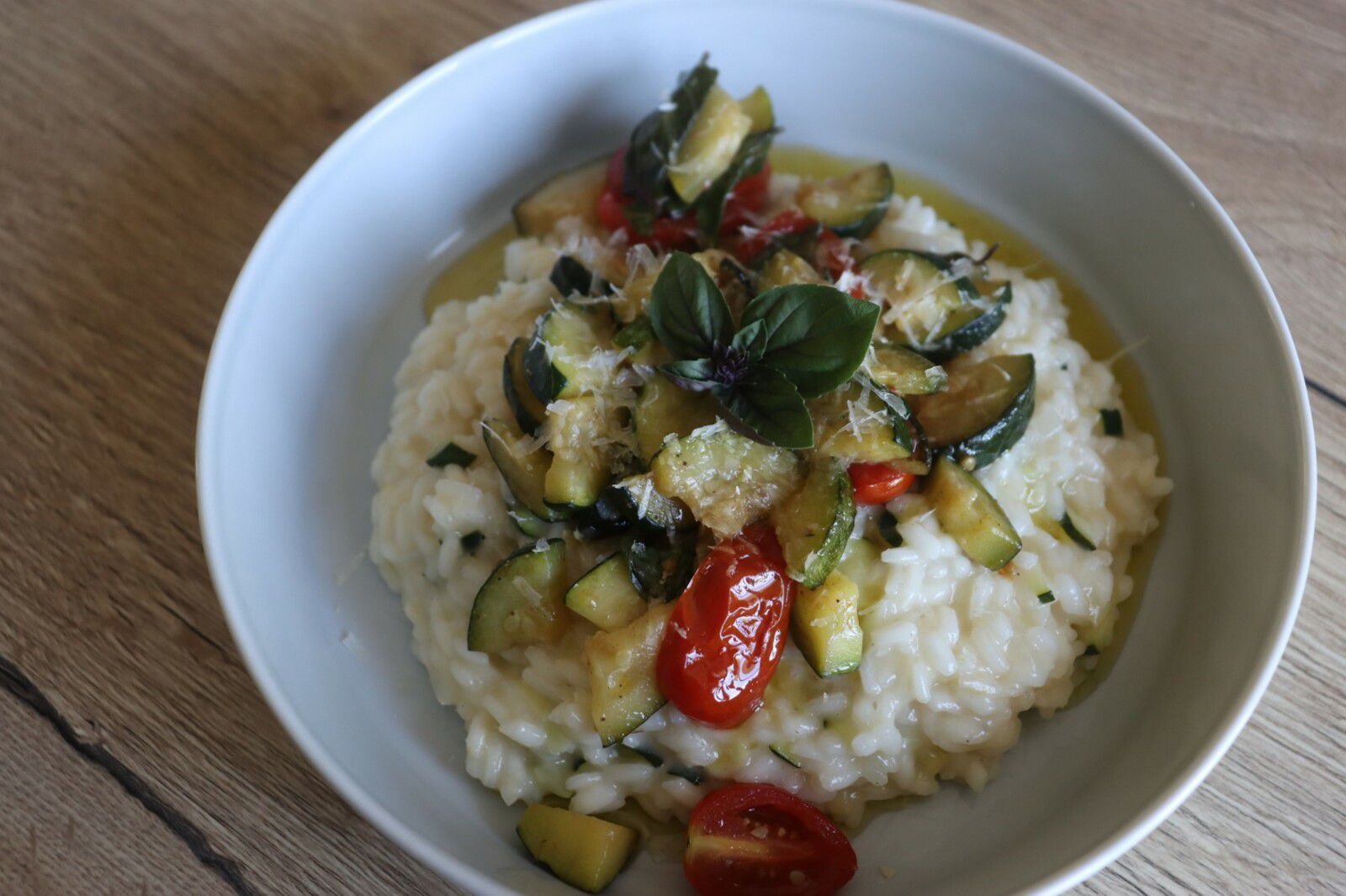 Risotto aux courgettes, tomates cerises et basilic