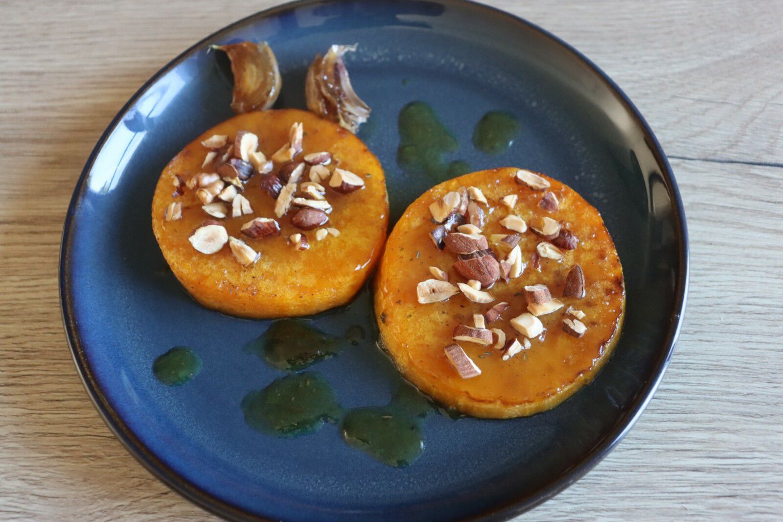 Butternut rôtie, miel, amandes et noisettes grillées