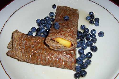 Crêpe au sarrasin avec pêches, bleuets et sirop d'érable