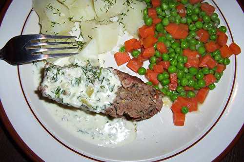 Excellent pain de viande avec une sauce à l'aneth pour un repas façon polonaise.