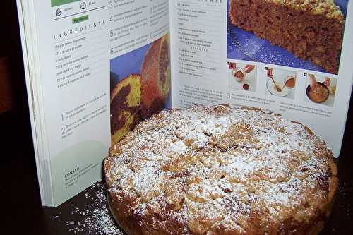 Gâteau Streusel au café, servi le lendemain avec une sauce au caramel et beurre....