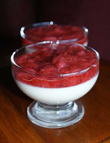 Panna cotta au yogourt et sa compote de fraise et rhubarbe