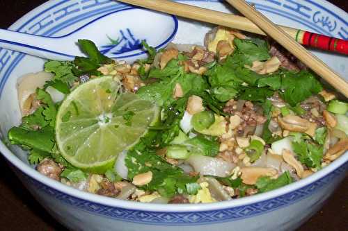 Porc sauté au nouilles de riz avec coriandre et jus de citron vert