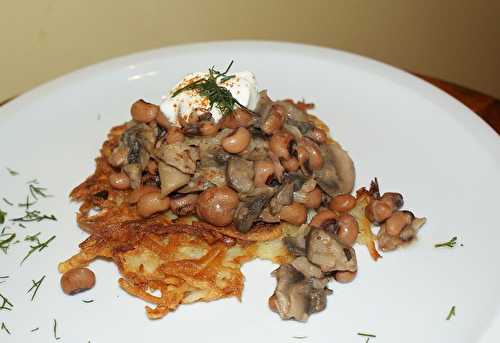 Rösti qui se prenait pour une latka...avec un goulash de haricots à oeil noir et champignons