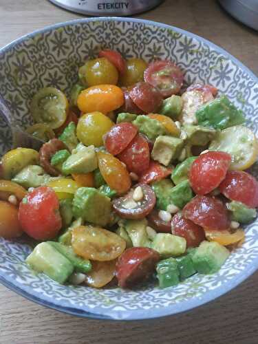 Salade d'été accompagné d'une vinaigrette au pesto