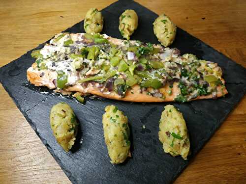 Saumon au barbecue accompagné d'un écrasé de frites persillées